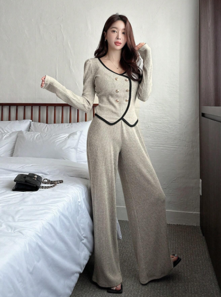 مجموعة ملابس علوية محبوكة ذات لونين متباينين وبنطلون ساق واسعة